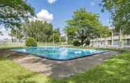 Swimming Pool 2 Travelodge by Wyndham Trois-Rivieres