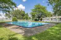 Swimming Pool Travelodge by Wyndham Trois-Rivieres