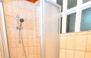 In-room Bathroom 5 CheckVienna – Apartment Reumannplatz