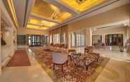 Lobi 2 Ramada by Wyndham Udaipur Resort and Spa