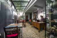 Lobby Casa do Bairro by Shiadu