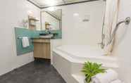 Toilet Kamar 6 Kingfisher Bay Resort