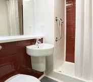 In-room Bathroom 4 Travelodge Aberdeen Central Justice Mill Lane