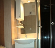 In-room Bathroom 7 Tisza Corner Hotel