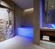 In-room Bathroom 7 Andaz Xintiandi Shanghai - a concept by Hyatt