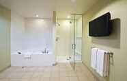 In-room Bathroom 4 Courtyard by Marriott Ottawa East