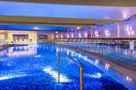 Swimming Pool Crowne Plaza Doha - The Business Park, an IHG Hotel