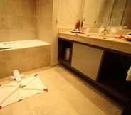 In-room Bathroom 7 Royal Atlas & Spa