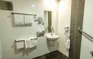 In-room Bathroom 7 Airport Ascot Motel
