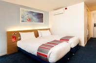 Bedroom Travelodge Newcastle-under-Lyme Central