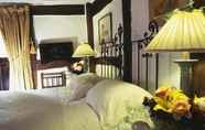 Kamar Tidur 6 Thatched Cottage Hotel