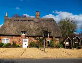 Bangunan 2 Thatched Cottage Hotel