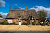 Bangunan Thatched Cottage Hotel