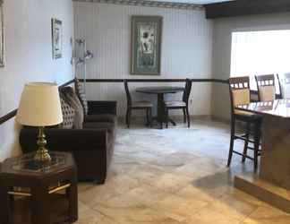 Lobby 2 Chalet Inn & Suites Centerport