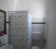 Toilet Kamar 2 Skala Hotel