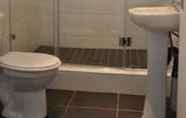 In-room Bathroom 7 Vetho 2 Apartments OR Tambo Airport