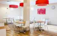 Restaurant 4 Travelodge London Ealing