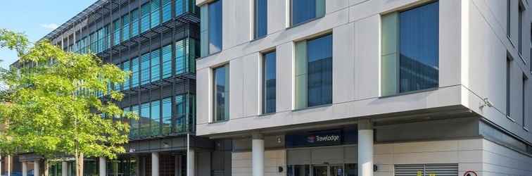 Exterior Travelodge London Ealing