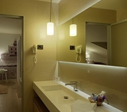 In-room Bathroom 3 Hotel Osejava
