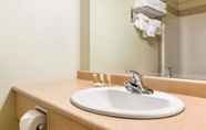 In-room Bathroom 6 Days Inn by Wyndham Chetwynd