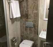 In-room Bathroom 5 Maltepe Manhattan Hotel