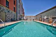 Swimming Pool Hampton Inn & Suites Scottsdale at Talking Stick