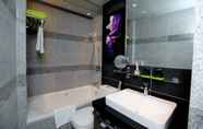 In-room Bathroom 7 Hotel Madera Hong Kong