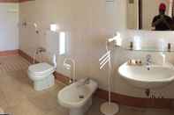 Phòng tắm bên trong Agriturismo Corte San Girolamo
