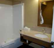 Toilet Kamar 2 Camrose Resort & Casino
