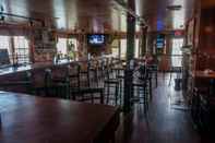 Bar, Cafe and Lounge Camelot Restaurant & Inn