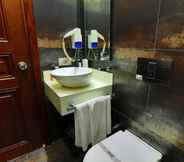 Toilet Kamar 4 Atik Palace Hotel