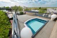 Swimming Pool DB Hotel Verona Airport and Congress