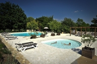 Swimming Pool Château de Termes