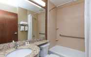 ห้องน้ำภายในห้อง 3 Microtel Inn & Suites by Wyndham Wheeler Ridge