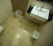 Toilet Kamar 5 Mahalaya Residency