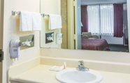 ห้องน้ำภายในห้อง 4 Days Inn by Wyndham Valdosta/Near Valdosta Mall