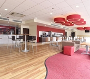 Quầy bar, cafe và phòng lounge 2 Travelodge London Stratford