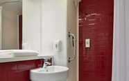 Toilet Kamar 6 Travelodge London Stratford