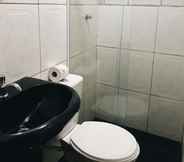 In-room Bathroom 4 HMG Suites Inn Budget Rio