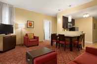 Common Space TownePlace Suites by Marriott Denver Airport at Gateway Park