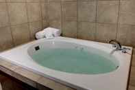 Kolam Renang Cobblestone Inn & Suites - Carrington