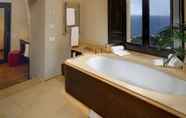 ห้องน้ำภายในห้อง 4 Monastero Santa Rosa Hotel & Spa