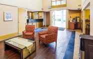 Ruang Umum 3 Rodeway Inn & Suites South of Fiesta Park