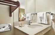 ห้องน้ำภายในห้อง 6 Baymont by Wyndham Evansville North/Haubstadt