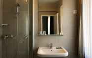 In-room Bathroom 4 Hotel Neufeld