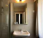 In-room Bathroom 4 Hotel Neufeld