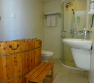 Toilet Kamar 7 Green Oasis Hotel