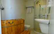 In-room Bathroom 7 Green Oasis Hotel