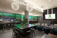 บาร์ คาเฟ่ และเลานจ์ Holiday Inn Berlin - Centre Alexanderplatz, an IHG Hotel