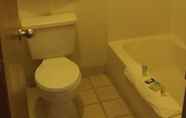 Toilet Kamar 7 Plaza inn Lordsburg